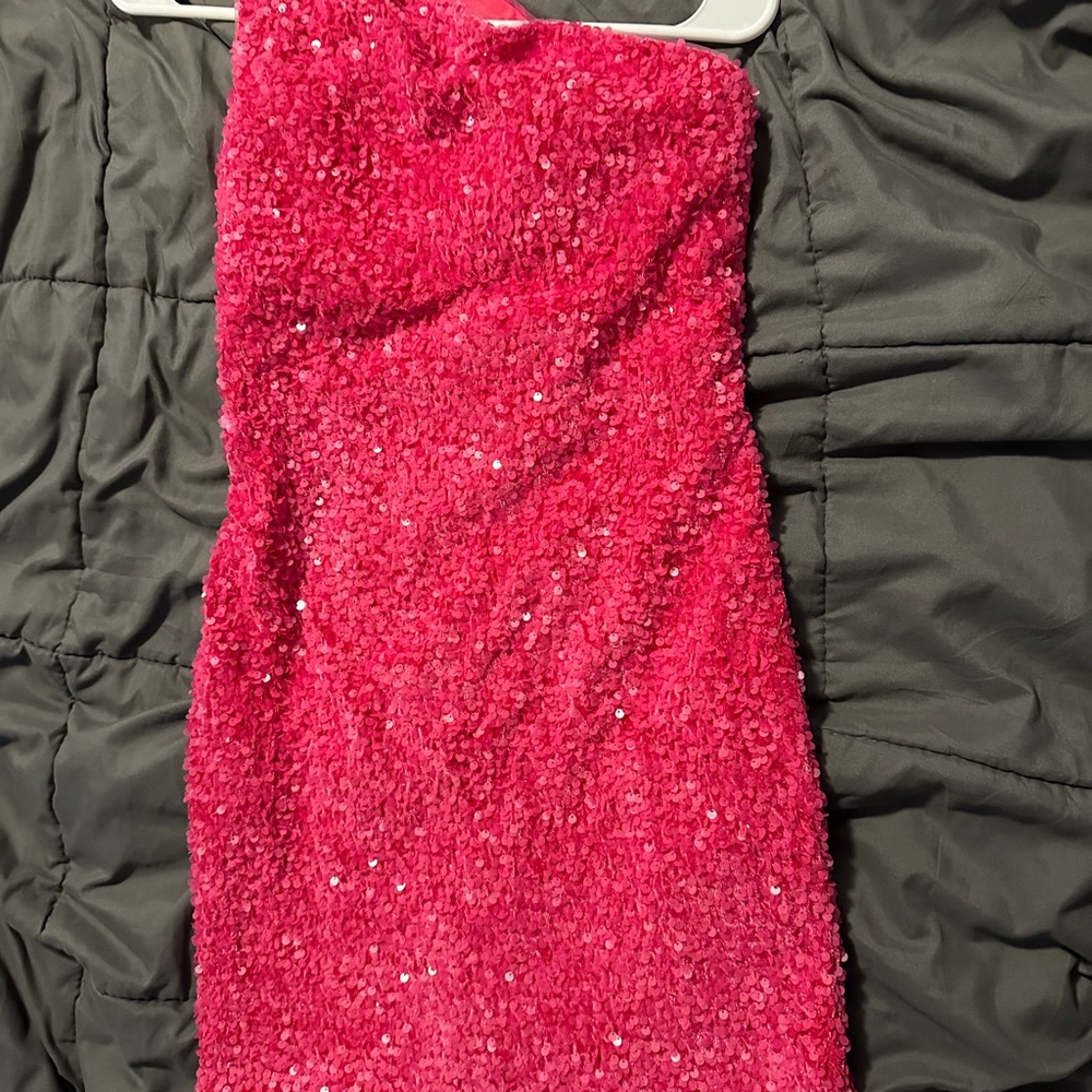 Pink sequin dress. Never been worn size 4